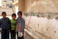 أطفال نزحوا من دير الزور داخل مدرسة أصبحت منزلاً مؤقتاً لهم ولعائلاتهم. 