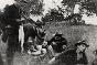 الحرب الإسبانية - الأمريكية لعام 1898. جراح في قسم الخدمات الطبية التابع لجيش الولايات المتحدة، يحمل شارة الصليب الأحمر، يعالج جنديًا جريحًا في مستشفى ميداني.