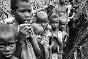 الحرب الأهلية النيجيرية، 1967-1970. توزيع مواد غذائية في مركز للتغذية. 