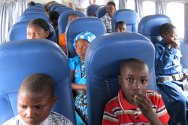 刚果民主共和国，布卡武，孩子们坐着红十字国际委员会的飞机离开布卡武前往加丹加省与家人团聚。