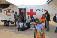 刚果民主共和国，卢本巴希，孩子们抵达卢安诺（Loano）/卢本巴希国际机场，红十字国际委员会卢本巴希寻人官员米歇尔•卡隆加（Michel Kalunga）在机场接他们。
