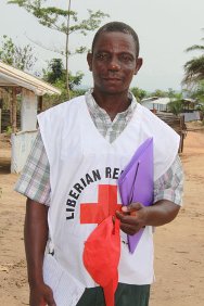 利比里亚，宁巴州，巴恩（Bahn）难民营，利比里亚红十字会资深寻人志愿者普林斯顿•夸米。
