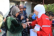叙利亚，哈姆布希亚。叙利亚红新月会伊德利卜分会志愿者正在分发药品。