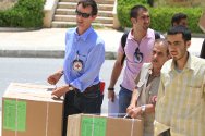 叙利亚，吉斯尔舒古尔。红十字国际委员会代表处向吉斯尔舒古尔医院分发三包伤口敷料。