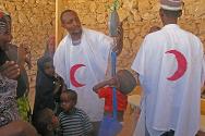 2010年，索马里，加勒古杜德州，阿达多，在将儿童和他们的母亲收治到治疗性喂养中心之前，索马里红新月会员工为这些孩子称体重。