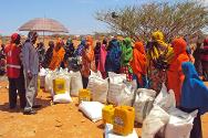 2012年4月，索马里，加勒古杜德州，杜萨马雷布附近，伊德比德卡（Id Bidka），国内流离失所者从红十字国际委员会那里领取食品。
