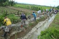作为以工代赈项目的工作重点，指定社区正在清理长达1000米的灌溉渠。