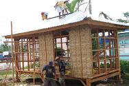 在红十字国际委员会开展住所试点项目的地方，来自坎帕万的木匠正在学习如何建造能够抗风暴的房屋。红十字国际委员会将很快在孔波斯特拉谷省开展同样的项目。