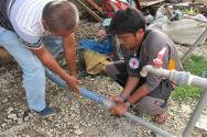 在卡特埃尔和巴冈阿，红十字国际委员会与菲律宾红十字会设立了分发站并通过陆路运水，从2012年12月至2013年4月中旬，这一行动惠及14个社区的约18000人。