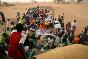 2003年至今，苏丹达尔富尔地区的内战。2006年，朱莱达流离失所者营地。人们排队等待红十字国际委员会发水。在这个营地有超过9万人。红十字国际委员会提供水和救援物资，并管理着一个战地医院。