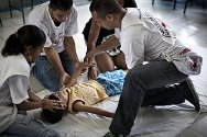 Complexo da Maré, Rio de Janeiro. Les enseignants du CICR et la Croix-Rouge brésilienne montrent aux étudiants comment placer un blessé en position de sécurité avant de l'examiner et de le faire évacuer.