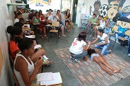 Complexo do Alemão, Rio de Janeiro. Le cours de premiers secours est donné dans les sept quartiers de Rio dans lesquels le CICR est présent.