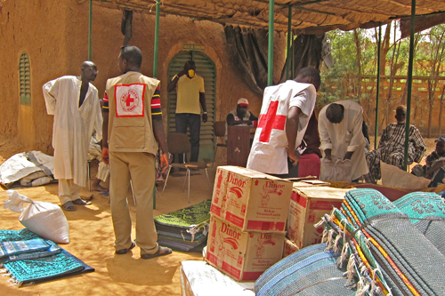 (Mopti. Des volontaires de la Croix-Rouge distribuent des vivres et des articles ménagers de première nécessité aux familles déplacées du nord du Mali. Crédit photo : C. Sékou / CICR)