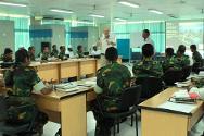 Institut bangladais de formation aux opérations d’appui à la paix (BIPSOT), Gazipur, Bangladesh. Des soldats de la paix bangladais se familiarisent avec le DIH grâce aux formateurs du CICR, William Bowie et Mujibur Rahman.