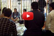 Des délégués du CICR discutent avec des détenus lors d'une visite à la prison de Suleymanieh.