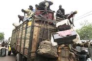 Mopti, norte de Mali. Um caminhão que levará as pessoas que fogem para o sul é carregado.