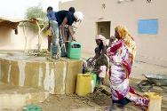 Kidal, nordeste de Mali. Pessoas tiram água de um poço.