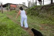 Zona rural do departamento de Cauca. Dona Alba perdeu uma perna ao ser vítima da contaminação por armas enquanto trabalhava.