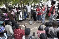 Voluntários da Cruz Vermelha do Sudão do Sul explicam como usar os tabletes de purificação de água.
