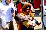 Мьянма, лагерь Thee Chaung. Бригада срочного эвакуирования перевозит ребенка из медицинского поста в лагере в больницу в Ситтве. 
