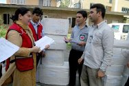 Шринагар, Индия. МККК передает лекарства представителям отделения Индийского Красного Креста в штате Джамму и Кашмир для раздачи в городских больницах. 