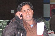 مطار داكا، بنغلاديش. حبيبول يتصل بزوجته عبر هاتف وفرته له اللجنة الدولية والهلال الأحمر البنغلاديشي .