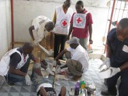 مكتب اللجنة الدولية في غيغلو، كوت ديفوار. فريق من الصليب الأحمر يقدم الإسعافات الأولية لمقاتل جريح. 
