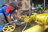 أخصائيو المياه والإسكان من اللجنة الدولية والصليب الأحمر الفلبيني يعملون على وصل الأنابيب بمصدر المياه الرئيسي لمصلحة المياه في 