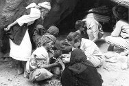 العقبة، اليمن، 1967. موظفو اللجنة الدولية يعالجون الإصابات داخل أحد الكهوف.