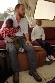 زورق يبحر من غوما إلى بوكافو. مندوب اللجنة الدولية يصحب طفلا يبلغ عمره سنتين إلى أمه بعد انفصال استمر ثلاثة أسابيع.