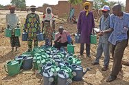 بنيبانغو، تيلابيري، النيجر. عمال المزارع يتلقون البذور والمعدات لمساعدتهم على زيادة انتاجهم بدعم من اللجنة الدولية.