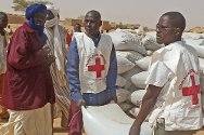 تيجيزفا، مقاطعة آبلا، تيلابيري، النيجر. بعض المتطوعين في الصليب الأحمر النيجيري يساعدون السكان ويوزعون الغذاء بدعم من اللجنة الدولية.