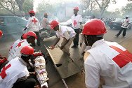 كانو، نيجيريا. متطوعو الصليب الأحمر النيجيري أثناء تدريب على تقديم الإسعافات الأولية. 
