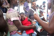 نيجيريا، ناماسبيري، دلتا النيجر، نوفمبر/ تشرين الثاني 2011. طفلة تتلقى لُقاحاً في عيادة مؤقتة تابعة للجنة الدولية.