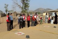 بوتشي، نيجيريا، أبريل/ نيسان 2011. فريق من اللجنة الدولية ومتطوعي جمعية الصليب الأحمر النيجيري ينشر خزانات مطاطية لتوفير المياه لأشخاص نازحين بسبب العنف الدائر بين مجتمعات محلية.