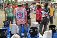 ترمز الشارة إلى تقديم موظفي الصليب الأحمر المساعدات الإنسانية في الفلبين بطريقة محايدة وغير متحيّزة إلى ضحايا النزاعات المسلحة.