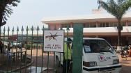 وضعت اللجنة الدولية نظامًا للحماية من خلال توفير حراس عند مدخل المستشفى المجتمعي في بانغي ليس فقط لضمان سلامة الموظفين والمرضى بل للحيلولة دون إدخال أية أسلحة إلى المبنى.