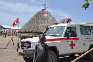 إثيوبيا، بالقرب من جامبيلا. سيارة إسعاف تابعة للصليب الأحمر الإثيوبي تقدم خدماتها على مدار الساعة في مخيم ليتشور.