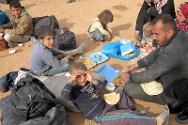 نقطة تجمع البستانة. لاجئون سوريون يتناولون الوجبات الساخنة التي توزعها اللجنة الدولية يوميًا بالشراكة مع إحدى الجمعيات المحلية.