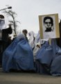 أفغانستان. أفغانيات يحملن خلال مظاهرة احتجاج في كابول صور أقاربهن ضحايا العنف الذي شهدته البلاد في العقود الثلاثة الماضية. 