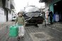 مدينة رفح. الطفل الفلسطيني أحمد مقداد يحمل صفيحة مياه في طريقه لشراء البعض منها من شاحنة لنقل المياه.