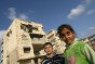 مدينة رفح. طفلان فلسطينيان يقفان أمام منزل أضير جراء عمليات القصف وإطلاق النار أثناء النزاع المسلح في نهاية ديسمبر/كانون الأول 2008.