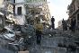 فتاة فلسطينية تقف على أطلال منزل مهدم. أسفرت الأعمال العدائية عن مقتل 150 فلسطينيًا وإصابة ما يزيد على 1000 آخرين.