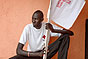 أحد متطوعي الصليب الأحمر في جنوب السودان المعترف بها مؤخرًا. وتستثمر اللجنة الدولية الكثير من جهودها ومواردها من أجل تعزيز هذه الجمعية الوطنية التي تلعب دورًا حيويًا في تلبية احتياجات الناس.