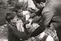 1949، مازيكا، اليونان. اللجنة الدولية والصليب الأحمر اليوناني يطلقان عملية إغاثة مشتركة لصالح الأطفال اليونانيين جرى خلالها توزيع الطعام والملابس والأحذية.