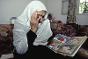 جنوب لبنان، 1999. امرأة عجوز أجبرت على الخروج من منزلها تبكي على صور أحفادها الذين تخشى عدم رؤيتهم مجددًا.