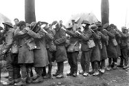 الحرب العالمية الأولى. جنود مصابون بالعمى من جراء الغازات يصطفون خارج مركز للإسعافات الأولية بالقرب من مدينة 