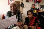 نيبال. عائلة تتلقى رسالة صليب أحمر من قريب لها اختفى منذ 18 شهرا.