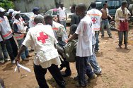 几内亚，科纳克里，几内亚红十字会员工在2009年9月科纳克里暴力事件中撤离伤者。