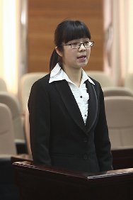 今年大四的刘卓艳立志在国际人权法领域有所作为。她把这次模拟法庭竞赛作为一次演练，希望自己有朝一日可以站在国际刑事法院的法官面前，为遭受战争之苦的人们辩护。